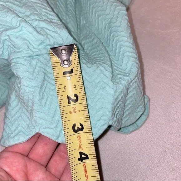 Size 6 (Petite) Crown & Ivy Teal Textured Scalloped Shorts 6P - Picture 8 of 11